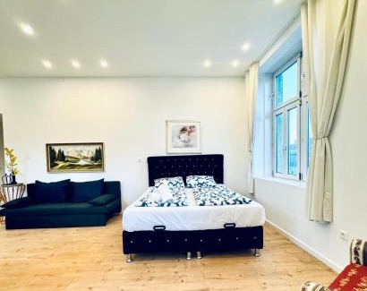 Liesing Apartment | 3BR Apartment Near Atzgersdorf Park, 11Min Walk