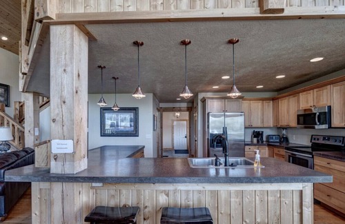 Lead Ski Chalet | 3BR Avalanche Chalet at Terry Peak w/ Hot Tub!