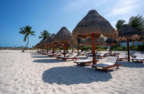 Playa Mujeres Apartment | 3BR Beachfront Luxury Condo w/Great Features