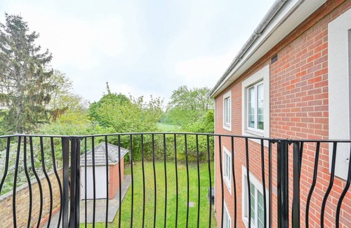 Syon Apartment | 3BR Brentford Apt Overlooking Syon Park | Heathrow 20Min