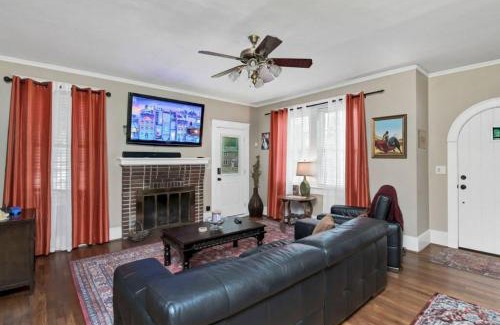 Columbia House | 3BR Brick Cottage-Mins to USC
