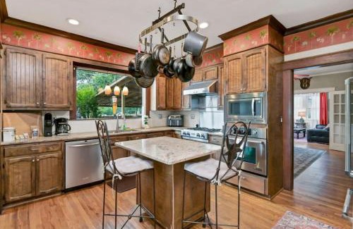 Columbia House | 3BR Brick Cottage-Mins to USC