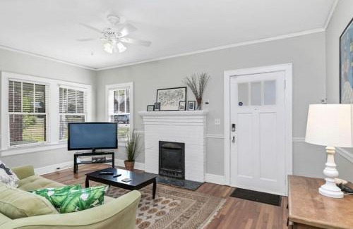 Earlewood House | 3BR Brick Haven - Mins to USC