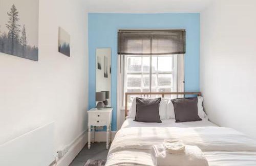Camden Town with Primrose Hill Apartment | 3BR City Apartment - minutes from tube station