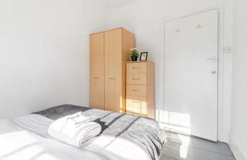 Camden Town with Primrose Hill Apartment | 3BR City Apartment - minutes from tube station