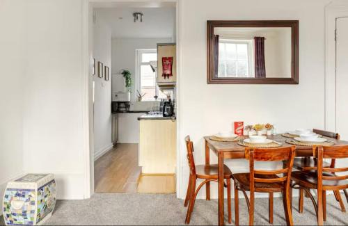 Camden Town with Primrose Hill Apartment | 3BR City Apartment - minutes from tube station