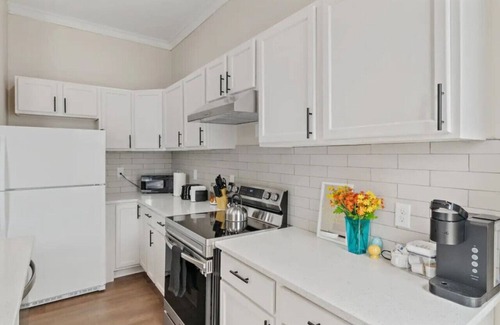 Old Northside House | 3BR City Chic Modern Apt | Central Location