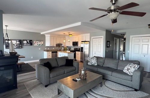 New Buffalo Condo | 3BR Condo Close To The Beach! In/OutDoor Pools