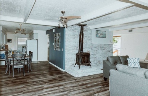 Mid America House | 3BR Cozy Bohemian Lakehouse w/Quirky Attic Fenced Yard Fast Wifi Pet Friendly