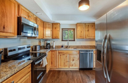 Elkton Cabin | 3BR Cozy Cabin with Mountain Views & Fireplace