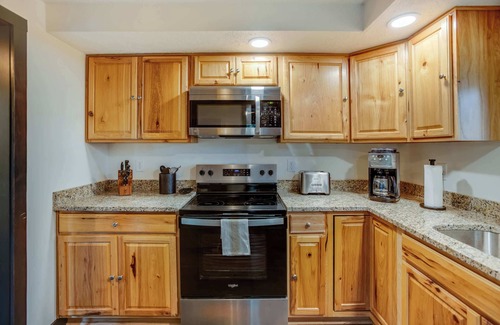 Elkton Cabin | 3BR Cozy Cabin with Mountain Views & Fireplace