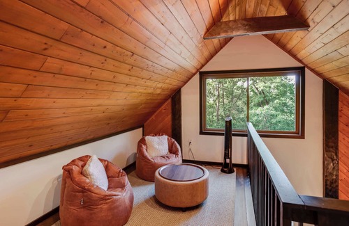 Elkton Cabin | 3BR Cozy Cabin with Mountain Views & Fireplace