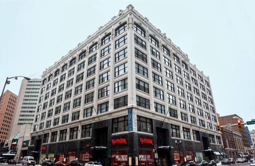 Mile Square Apartment | 3BR CozySuites at The Block
