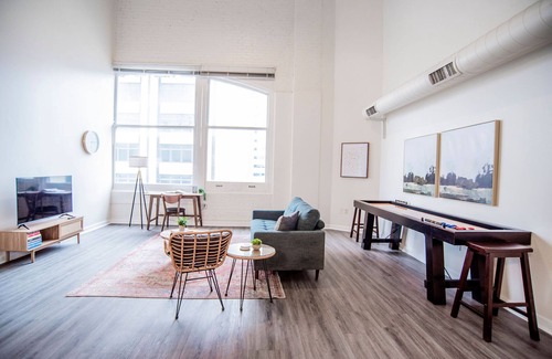 Mile Square Apartment | 3BR CozySuites TheBlock Skybridge Access