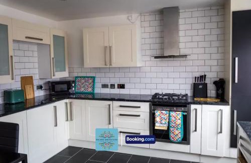 Wolverhampton Apartment | 3BR Detached House By Escape & Estates Short Lets & Serviced Accommodation Keldy Cl With Garden