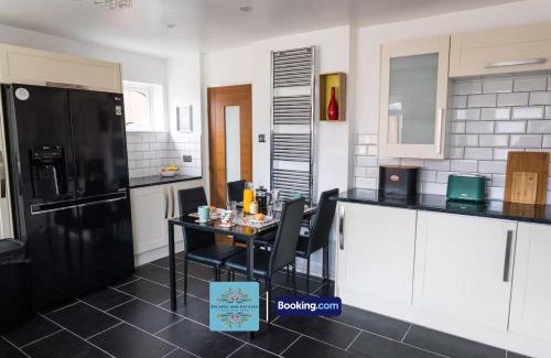 Wolverhampton Apartment | 3BR Detached House By Escape & Estates Short Lets & Serviced Accommodation Keldy Cl With Garden