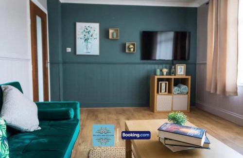 Wolverhampton Apartment | 3BR Detached House By Escape & Estates Short Lets & Serviced Accommodation Keldy Cl With Garden