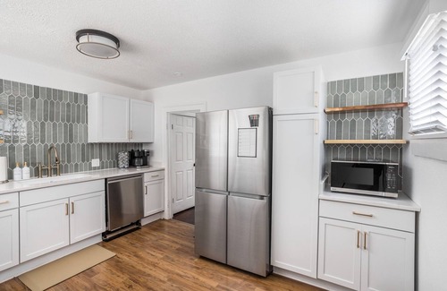 Mapleton/Fall Creek House | 3BR DT Home, Yard + Pets, Gourmet Kitchen
