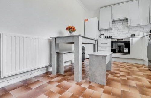 Hainault House | 3BR Escape, Work & Relax, Fast Links to London, Serviced Accommodation