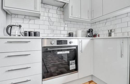 Hainault House | 3BR Escape, Work & Relax, Fast Links to London, Serviced Accommodation
