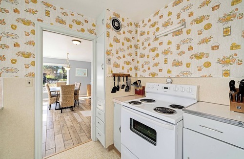 Rockaway Beach Cottage | 3BR Fam Jam Big Yard + Close to Waves