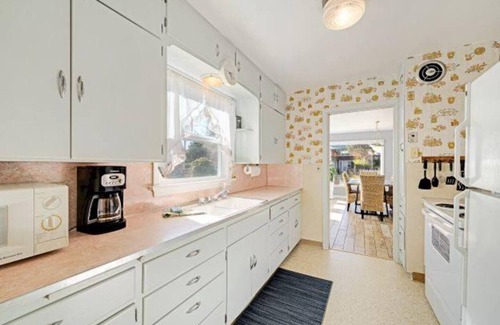 Rockaway Beach Cottage | 3BR Fam Jam Big Yard + Close to Waves