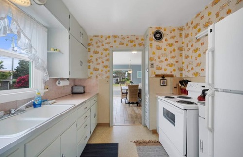 Rockaway Beach Cottage | 3BR Fam Jam Big Yard + Close to Waves
