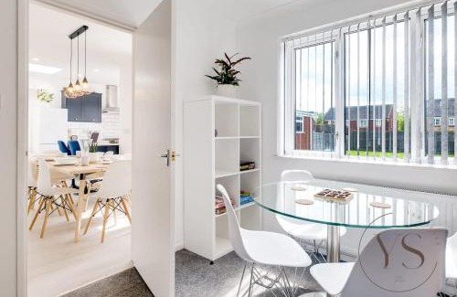 West Bromwich House | 3BR Family Home Near Metro Station & Shops