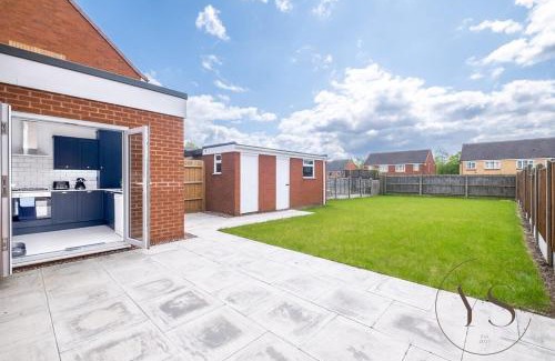 West Bromwich House | 3BR Family Home Near Metro Station & Shops