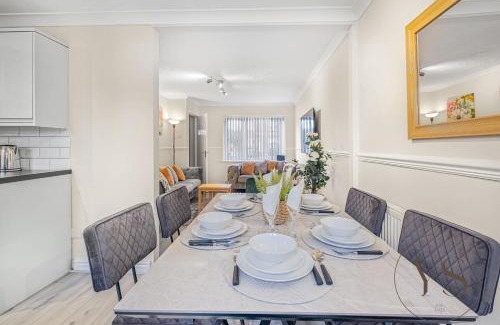 Tipton House | 3BR Family Home Near Dudley with Free Parking