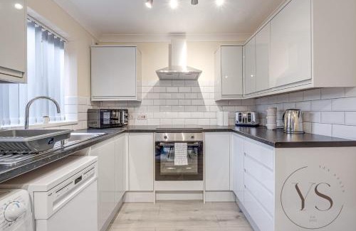 Tipton House | 3BR Family Home Near Dudley with Free Parking