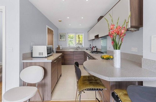 Greenhithe House | 3BR Family Retreat | Parking & Garden by Bluewater