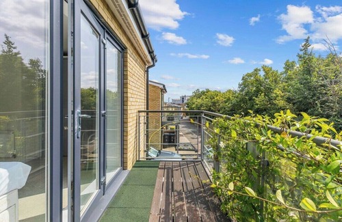 Greenhithe House | 3BR Family Retreat | Parking & Garden by Bluewater
