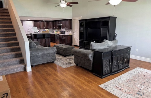 Gilbert House | 3BR Farmhouse near Gilbert Temple with access to indoor Racquetball Court