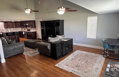 Gilbert House | 3BR Farmhouse near Gilbert Temple with access to indoor Racquetball Court