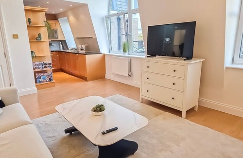 Newington Apartment | 3BR Flat in Borough near The Shard, Bermondsey