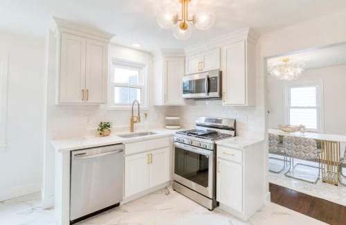Cleveland House | 3BR Gem w 4-Season Room