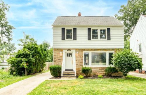 Cleveland House | 3BR Gem w 4-Season Room
