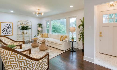 Cleveland House | 3BR Gem w 4-Season Room