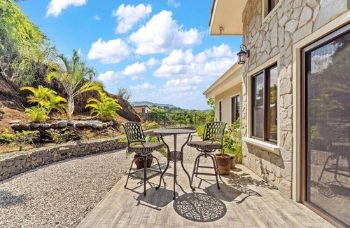 Coco Villa | 3BR Getaway | Infinity Pool + Pickleball