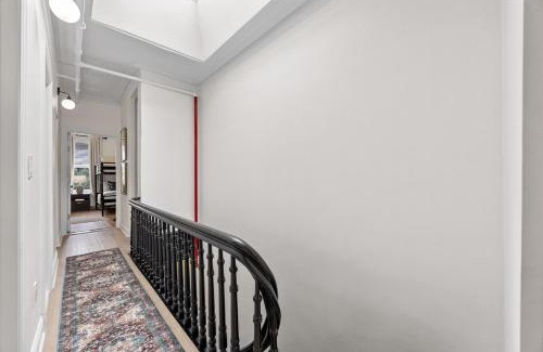 Harlem Apartment | 3BR Harlem Stay with Washer with Dryer