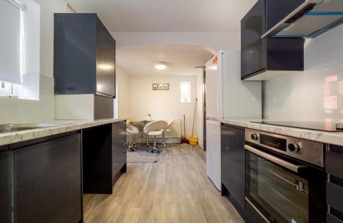 Wallasey House | 3BR Haven Retreat in Wallasey with FREE Street Parking