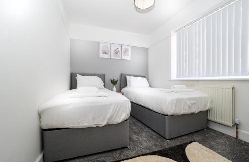 Wallasey House | 3BR Haven Retreat in Wallasey with FREE Street Parking
