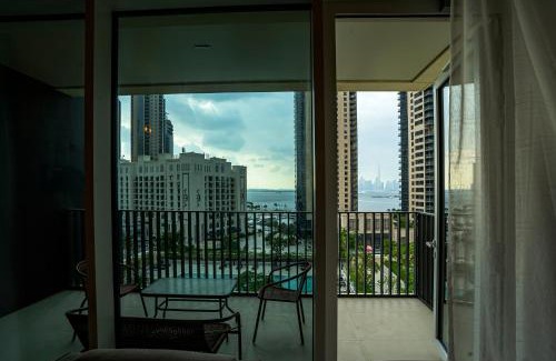 Dubai Apartment | 3BR Haven with Burj Views by MagnoliasVHR