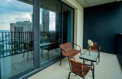 Dubai Apartment | 3BR Haven with Burj Views by MagnoliasVHR