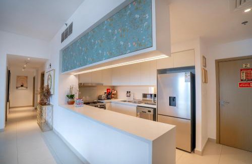 Dubai Apartment | 3BR Haven with Burj Views by MagnoliasVHR