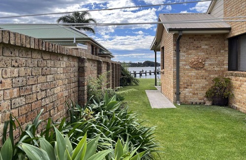 Greenwell Point House | 3BR holiday house, right on the river, own jetty