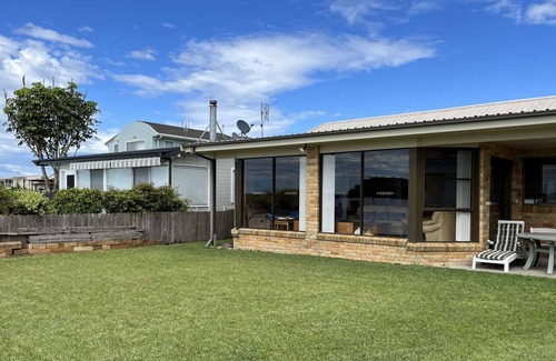 Greenwell Point House | 3BR holiday house, right on the river, own jetty