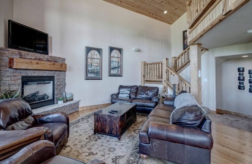 Lead Ski Chalet | 3BR Holy Terror Chalet at Terry Peak with Hot Tub!