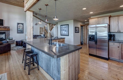 Lead Ski Chalet | 3BR Holy Terror Chalet at Terry Peak with Hot Tub!